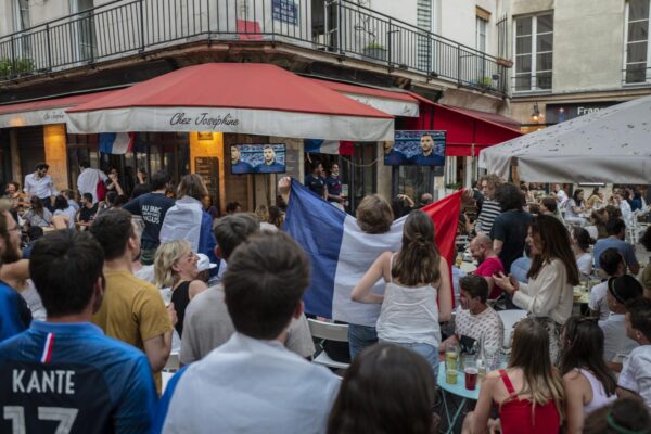 Francia, corsa al vaccino dopo il green pass per ristoranti e treni: un milione di dosi prenotate in poche ore