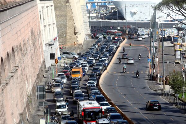 TRAFFICO E CODE DI AUTOMOBILI DIRETTE AL LUNGOMARE DI NAPOLI NONOSTANTE LE RACCOMANDAZIONI DEL PRESIDENTE DELLA REGIONE DE LUCA