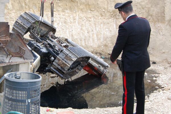 ©Lapresse
07/05/2008 Terni
Cronaca
Vincenzo Amici ,47 anni si ribalta con il trattore e muore
incidente mortale sul lavoro.l’incidente si e’ verificato in periferia in localita’ Via delle Vigne nella zona di Campomicciolo.
Nella Foto:L’escavatore ribaltato che e’ costata la vita all’agente di P S, 47 anni Vincenzo Amici