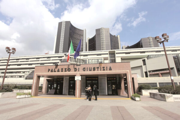 Tribunale di Napoli, basta udienze a porte chiuse e valzer di giudici
