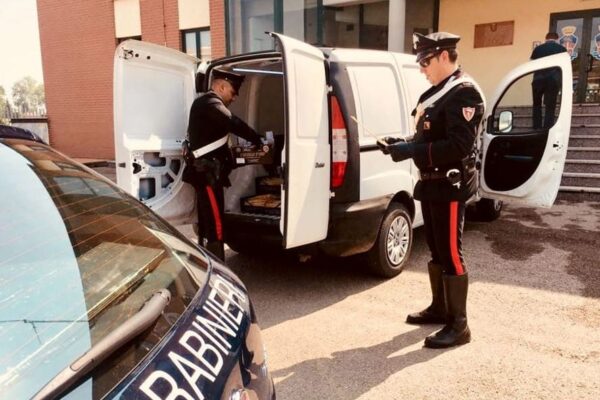 “Sono il figlio di Antonio, vuoi della frutta?”, così funziona l’ultima truffa agli anziani: 7 napoletani arrestati