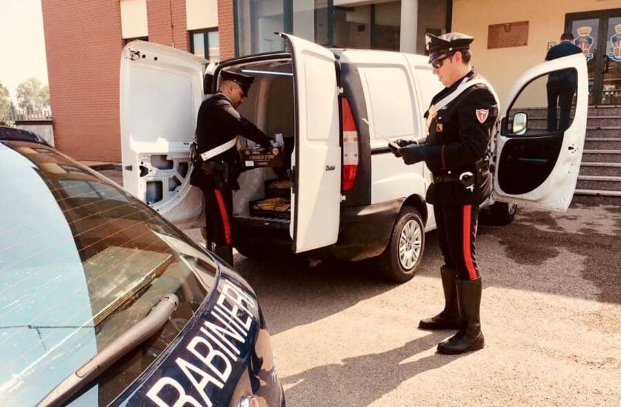 “Sono il figlio di Antonio, vuoi della frutta?”, così funziona l’ultima truffa agli anziani: 7 napoletani arrestati