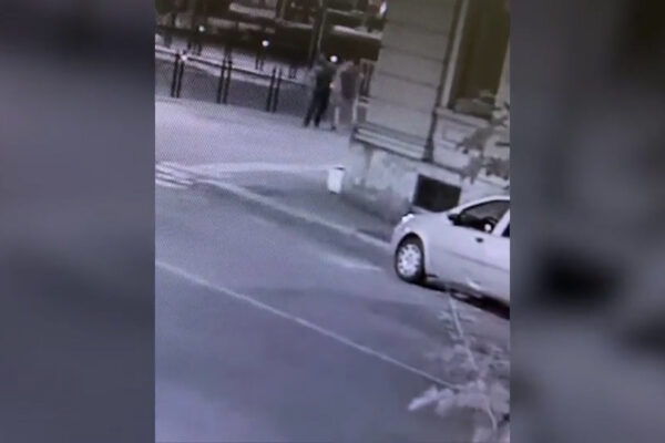 Il video dell’omicidio di Voghera, l’assessore colpito da un pugno ma non si vede lo sparo