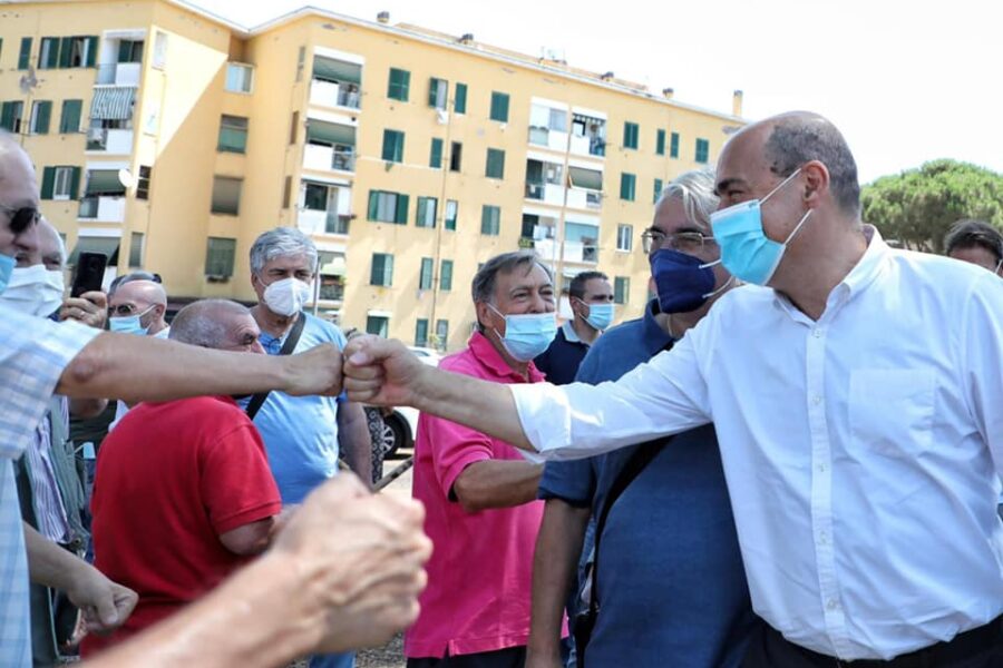 Nicola Zingaretti presidente regione Lazio incontra gli abitanti delle case Ater a San Basilio – Facebook /  @nicolazingaretti