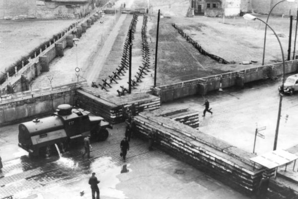 Storia del muro di Berlino, che 80 anni fa trasformò la città in prigione