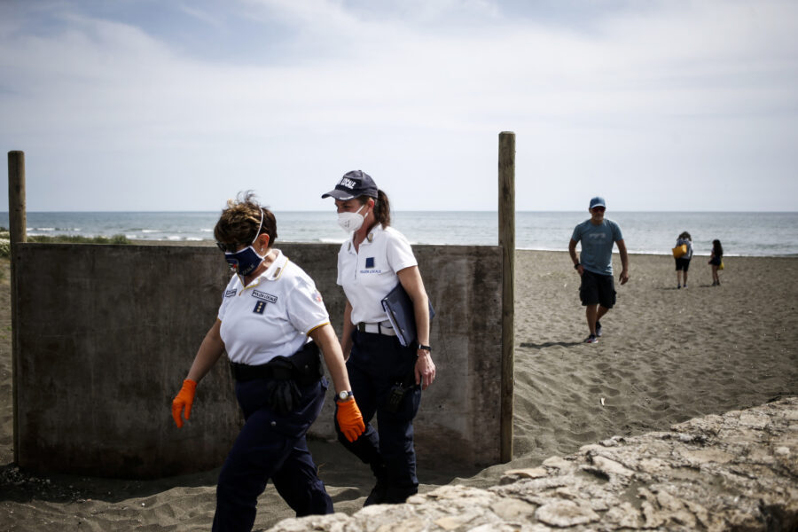 Padre-eroe muore per soccorrere i figli dalla furia del mare