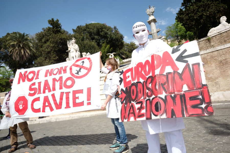 Foto Mauro Scrobogna /LaPresse
30-04-2021 Roma , Italia
Cronaca
Manifestazione Movimento di sana e robusta costituzione – no vax
Nella foto: momenti della manifestazione del personale sanitario contrario all’obbligo vaccinale tenutasi in Piazza Del Popolo

Photo Mauro Scrobogna /LaPresse
April 30, 2021  Rome, Italy
News
Manifestation Movement of healthy and robust constitution – no vax
In the photo: moments of the demonstration of health personnel opposed to the vaccination obligation held in Piazza Del Popolo