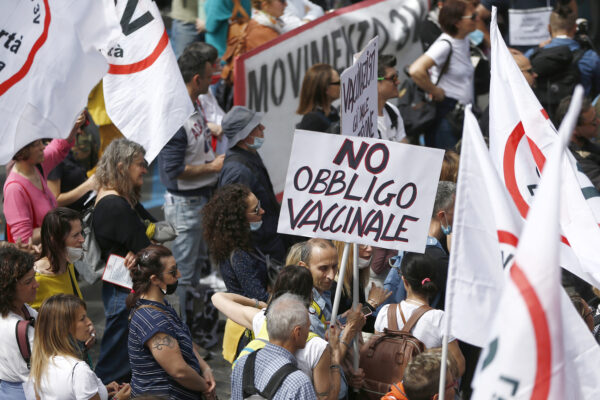 Foto Cecilia Fabiano/LaPresse 
17 Maggio 2021 Roma (Italia) 
Cronaca 
Manifestazione No Vax indetta dal movimento 3V a piazza Bocca della Verità  
Nella foto: i manifestanti in piazza contro l’obbligo vaccinale
Photo Cecilia Fabiano/LaPresse 
May 17, 2021 Rome (Italy) 
News 
Demonstration against Covid Vaccine in Bocca della Verità square 
In the pic: the protesters without facial safety mask protesting with flags of 3V movement (3 truth)