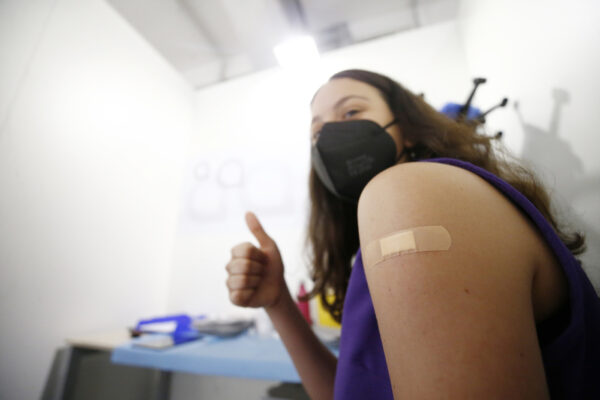 Foto Cecilia Fabiano/ LaPresse 
12 Giugno 2021 Roma (Italia)
Cronaca 
Apertura dell’Open Day Junior: campagna vaccinale per i ragazzi della fascia 12-16 anni
Nella Foto: le vaccinazioni nell’Hub di Acea 
Photo Cecilia Fabiano/LaPresse 
June 12, 2021 Rome (Italy) 
News
Opening of the Junior Open Day vaccination campaign for children aged 12-16
In The Pic: the Vaccine centre Acea