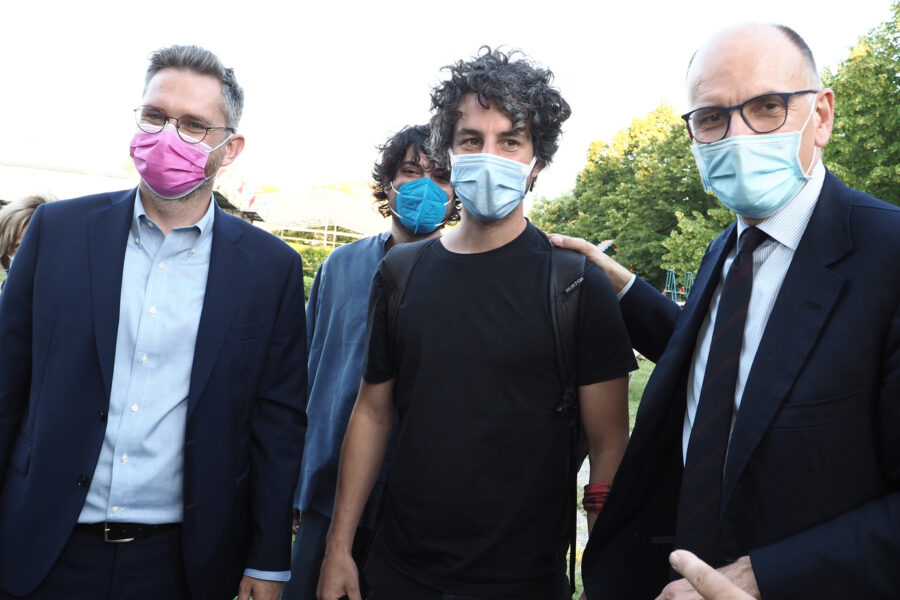 Sardine e Santori di nuovo in campo: il leader col PD a Bologna, candidati anche a Milano e Roma