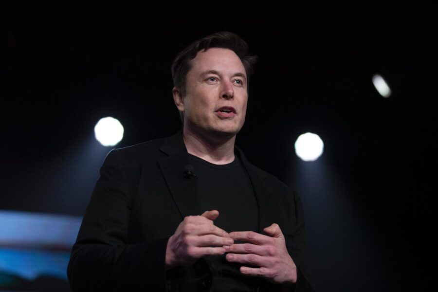 Elon Musk, l’ultima sfida di mister Tesla: energia elettrica e pannelli green