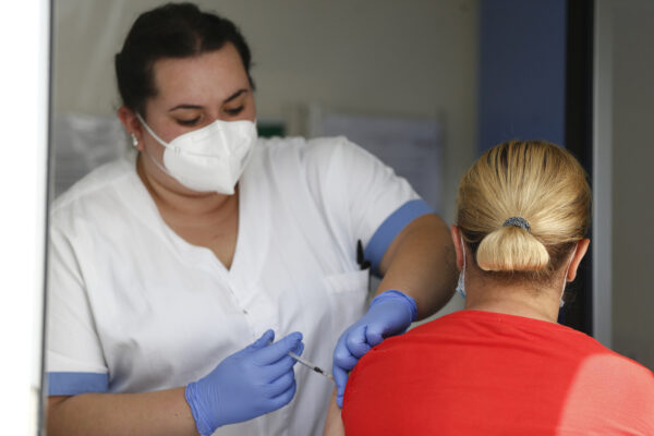 “Vacciniamo subito donne incinte e bimbi”, l’appello di pediatri e ginecologi