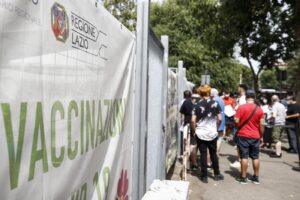 Coronavirus, tasso di positività schizza al 5% (con pochi tamponi): le terapie intensive superano quota 400