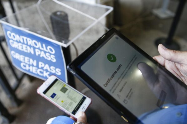 Green pass, i sindacati confermano l’obbligo nel pubblico e nel privato: scontro sui tamponi gratis