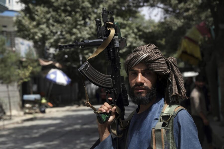 Afghanistan, riecco i talebani tagliagole: collaboratori degli occidentali cercati “casa per casa”