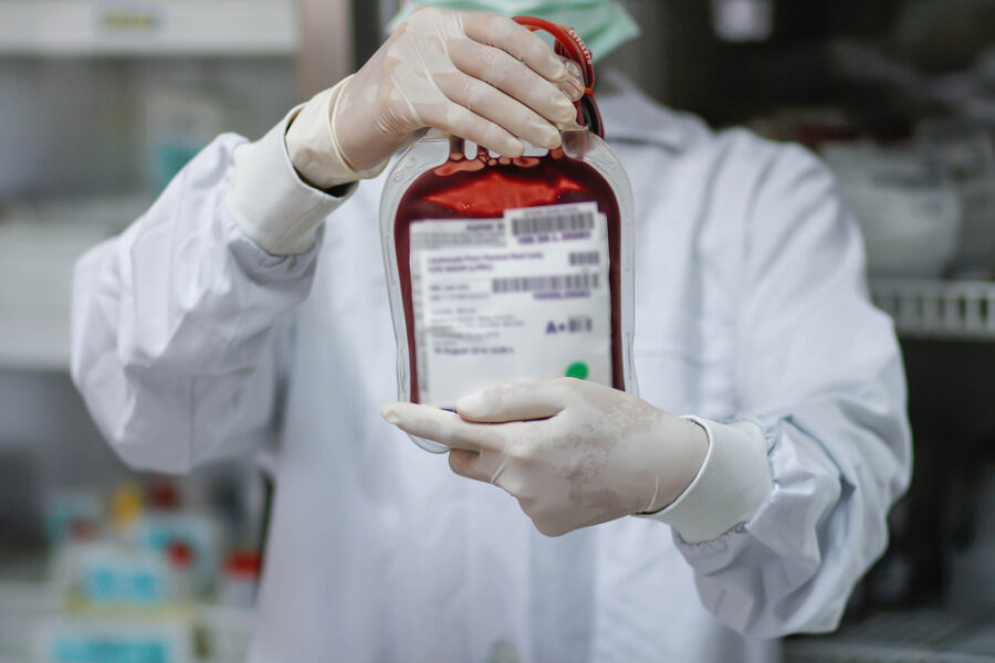 “Non date il sangue di un vaccinato a nostro padre”, figlie bloccano trasfusione all’anziano genitore