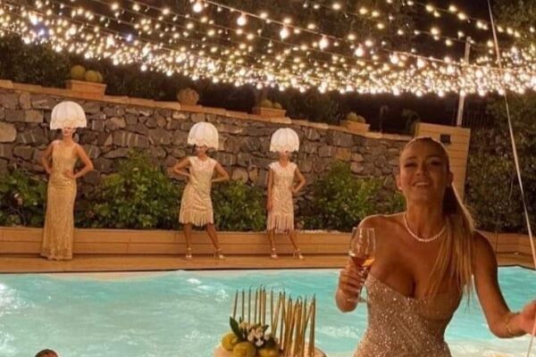 Diletta Leotta, il party per i 30 anni e le polemiche sulle donne-lampadario: “Anni di lotta buttati, disgustoso”