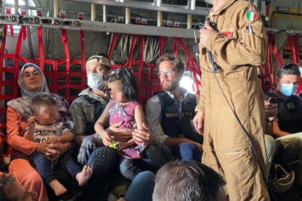 Kabul, partito l’ultimo C-130: evacuati 4.900 afghani e tutti gli italiani. Salgono a 170 le vittime dell’attentato