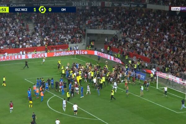 Nizza-Marsiglia, invasione dei tifosi e maxirissa con i giocatori dopo i gesti di Payet e Alvaro Gonzales