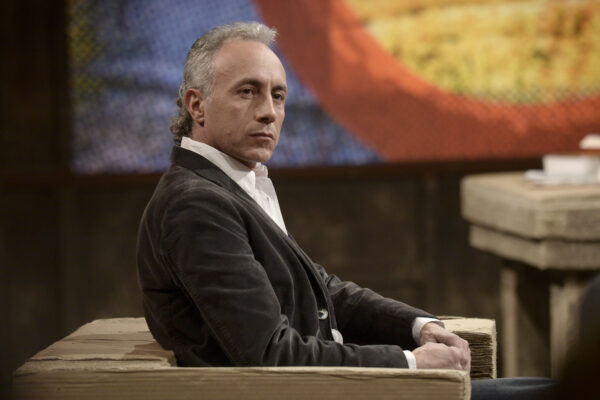 “Il referendum libera gli stalker”, la fake news di Travaglio e del Fatto terrorizzati dal boom di firme