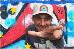 Balli e assembramenti durante il concerto di Manu Chao, il sindaco sale sul palco: “Basta o interrompiamo lo show”