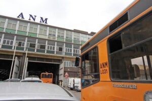 Trasporto pubblico, il paradosso di Napoli: spende più di tutti ma il servizio è fantasma