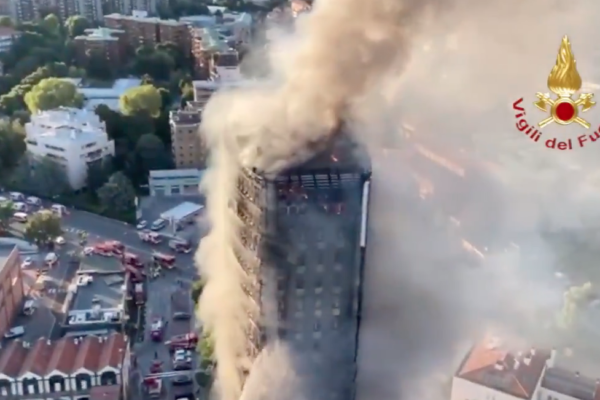 Incendio in un grattacielo a Milano, famiglie evacuate e intossicati: “Non ci sono vittime, vigili ustionati”
