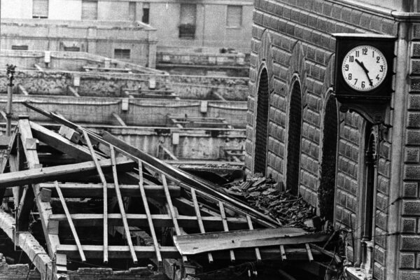 02 AGOSTO 1980 – LE MACERIE DELLA STRAGE DI BOLOGNA, EDIFICIO DISTRUTTO, STAZIONE, ATTENTATO, TETTO, LEGNO, MACERIE, DISTRUZIONE, OROLOGIO, B/N, ITALIA, ANNI 80, 03-00005652