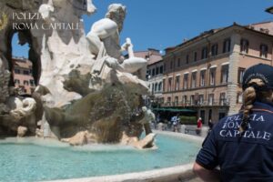 Piazza Navona, si arrampicano sulla fontana dei Quattro Fiumi: bloccati dagli agenti