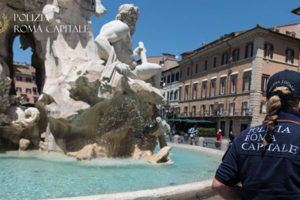 Piazza Navona, si arrampicano sulla fontana dei Quattro Fiumi: bloccati dagli agenti