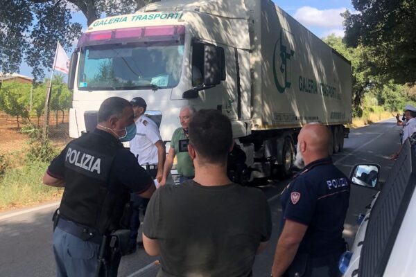 Riapre la discarica di Albano, in centinaia davanti ai cancelli bloccano l’Ardeatina.