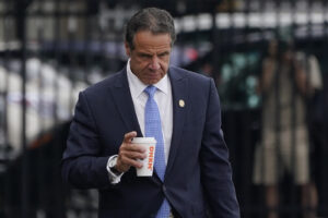 Perché si è dimesso Cuomo, il governatore dello Stato di New York in carica da 10 anni