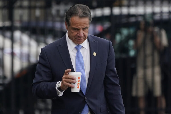 Perché si è dimesso Cuomo, il governatore dello Stato di New York in carica da 10 anni