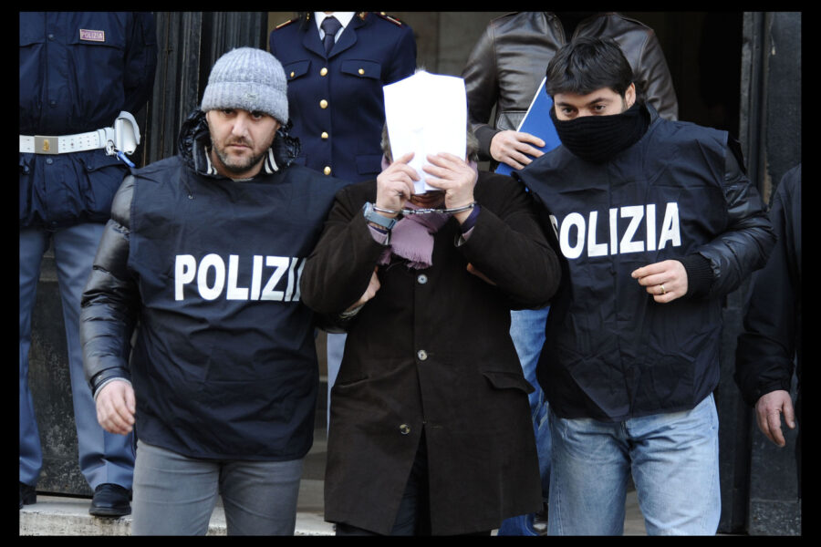 © Lapresse
27-01-2011 Napoli, Italia
Cronaca
Napoli, questura centrale, arrestato a Cancello Arnone  Carmine Zagaria fratello del noto superlatitante Michele Zagaria.
Nella foto l’arresto di Carmine Zagaria
