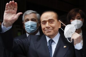 Berlusconi ricoverato (e dimesso) al San Raffaele: mistero sulla guida di Forza Italia ‘offerta’ al numero uno del Coni Malagò