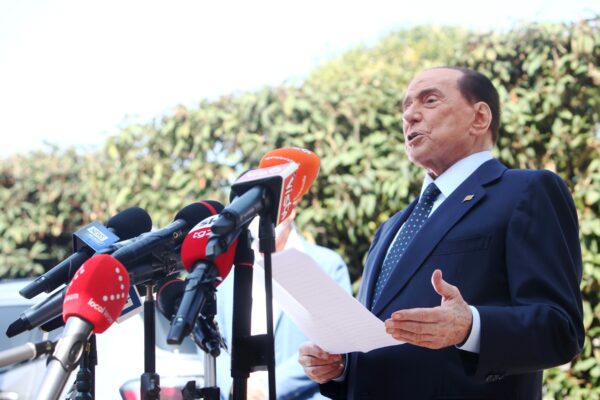 Cos’è il modello francese, la soluzione (sbagliata) contro il bipolarismo inceppato italiano