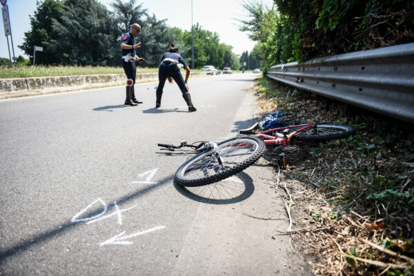 Evade dai domiciliari, investe un 15enne in bici e fugge. Il ragazzo è grave