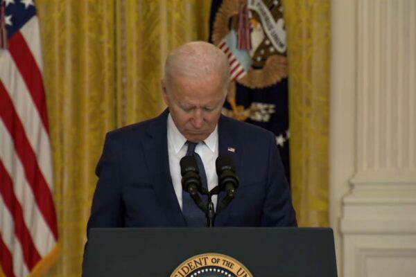 Attentati di Kabul, le lacrime di Biden in tv: “Non perdoneremo, vi daremo la caccia”