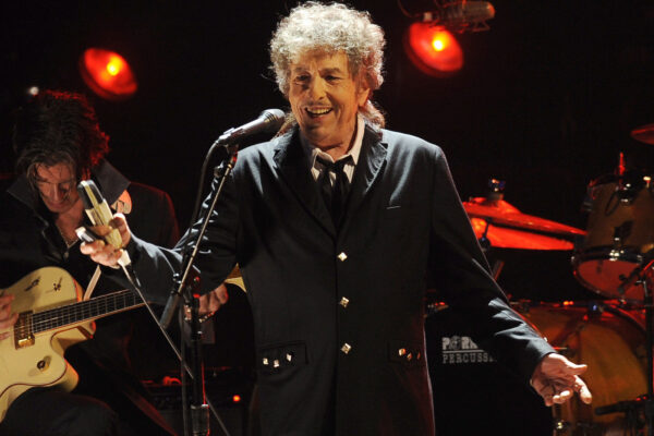 Bob Dylan accusato di abusi sessuali su una minorenne: la denuncia per violenze che sarebbero avvenute 56 anni fa Bob Dylan accusato di abusi sessuali su una minorenne: la denuncia per violenze che sarebbero avvenute 56 anni fa