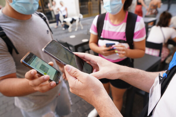 Green pass, verso prolungamento a 12 mesi: ma Crisanti lancia l’allarme per i rischi del personale sanitario