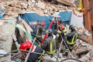 Crolla palazzina a Torino, trovato morto tra le macerie bimbo di 4 anni: altre tre persone in salvo Crolla palazzina a Torino, trovato morto tra le macerie bimbo di 4 anni: altre tre persone in salvo