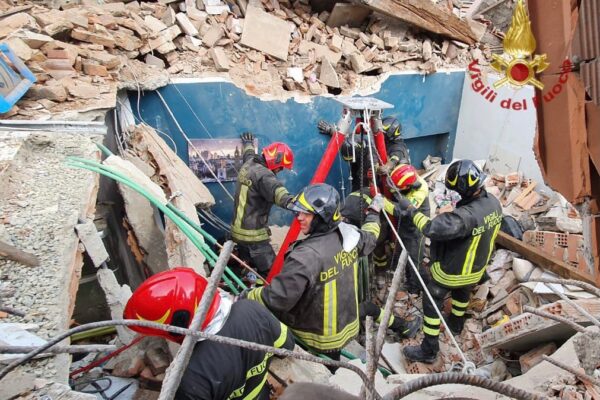 Crolla palazzina a Torino, trovato morto tra le macerie bimbo di 4 anni: altre tre persone in salvo