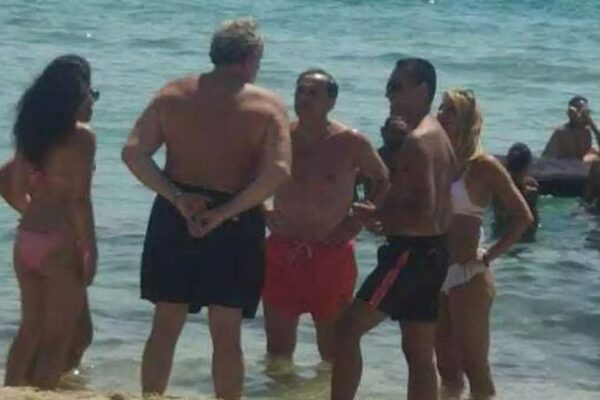 Crisi Afghanistan, Di Maio in spiaggia con Boccia ed Emiliano mentre Kabul cade nelle mani dei Talebani