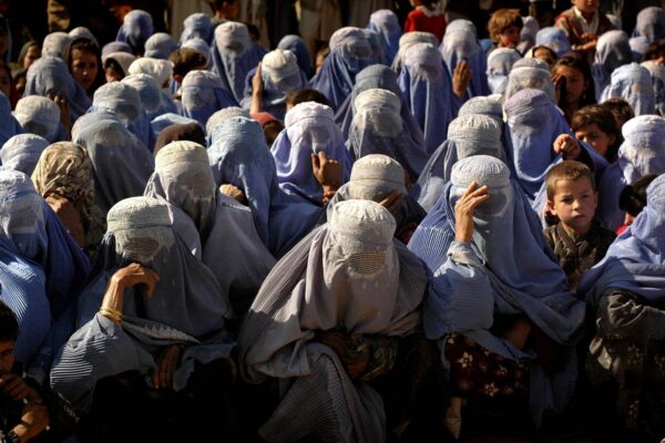 Comunità Lgbtq afghana terrorizzata, nascosta nelle fogne di Kabul: l’allarme delle associazioni di donne italiane