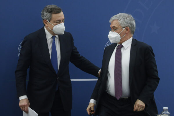 Foto Fabio Frustaci/POOL Ansa/LaPresse
20-05-2021 Roma, Italia
Politica
In corso la conferenza stampa del Presidente Draghi per illustrare il Decreto ‘Imprese, Lavoro, Giovani e Salute ‘. Intervengono il Ministro dell’Economia e delle Finanze, Daniele Franco, e il Ministro del Lavoro, Andrea Orlando.
Nella foto: Mario Draghi, Daniele Franco
Photo Fabio Frustaci/POOL Ansa/LaPresse
May 20, 2021 Rome, ItalyPolitics
Italian Prime Minister, Mario Draghi, attends a press conference for ‘Businesses, Work, Youth and Health’ decree.
In the pic: Mario Draghi, Daniele Franco