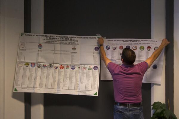 Comunali Napoli, record di simboli tra coalizioni e liste civiche: quanti avranno futuro?