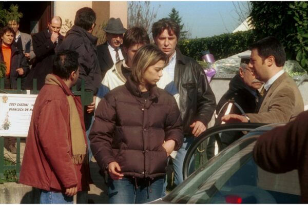 @Andrea Busi/Lapresse 15-02-2001 Novi Ligure Italia Interni Delitto Novi Ligure Nella foto: ERIKA DE NARDO con l’amico OMAR all’uscita della sua abitazione dopo il sopralluogo con la polizia @Andrea Busi/Lapresse 15-02-2001 Novi Ligure Italia Interni Delitto Novi Ligure Nella foto: ERIKA DE NARDO con l’amico OMAR all’uscita della sua abitazione dopo il sopralluogo con la polizia