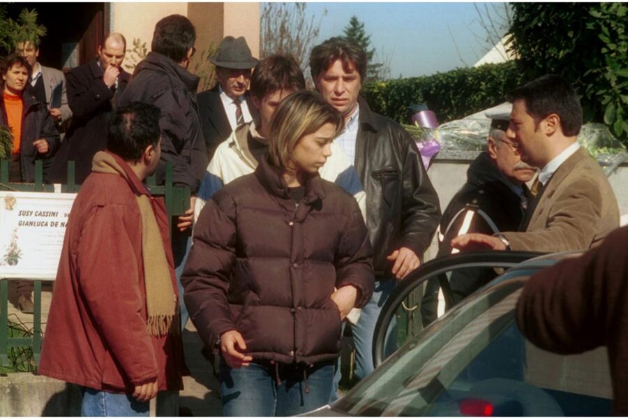 @Andrea Busi/Lapresse 15-02-2001 Novi Ligure Italia Interni Delitto Novi Ligure Nella foto: ERIKA DE NARDO con l’amico OMAR all’uscita della sua abitazione dopo il sopralluogo con la polizia