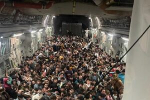 Il dramma dell’esodo in Afghanistan, in 640 ammassati nella stiva di un aereo C-17 americano