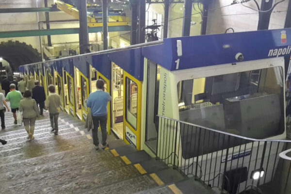 Disastro funicolari a Napoli, ancora uno stop alla Centrale: flop totale del trasporto pubblico